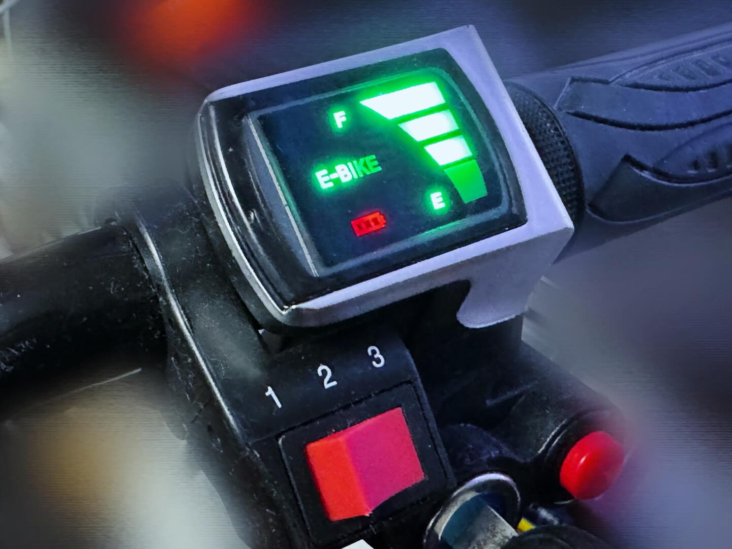 自分自身でハーネス、カプラーを加工してスイッチオン🔛 無事に通電できました🤩 成せばなる……電子系は苦手な方ではありますが、パーツを購入して作業をしてました。さてお次は……⁉️
#ebike #works #electronics #today #project #新プロジェクト #加工作業 #電子系 #特定小型原動機付自転車 #スイッチオン