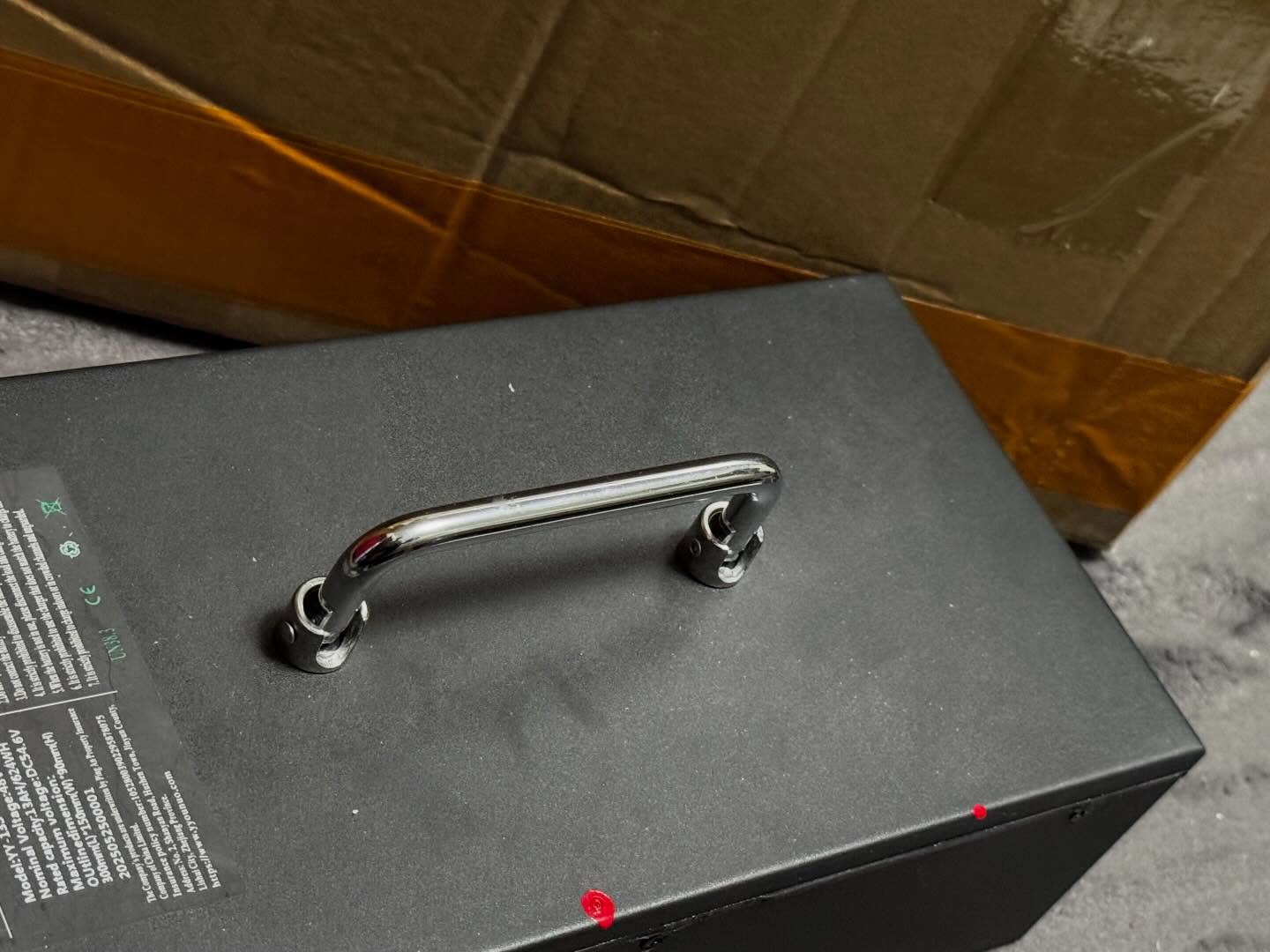 これはセーフティボックスではなく（笑）とあるプロジェクトで使うリチウムイオン電池です。大陸から輸入したわけで結構苦労してようやく手元に…日本🇯🇵と中国🇨🇳で関係バチバチなわけで今後の仕事に支障が出てしまうことに頭を悩ませます。さてどうするか…
#battery #evbike #projects #prototype #リチウムイオン電池 #試作品 #ようやくゲット #苦労しました